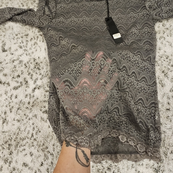 BKE Boutique NWT SZ L Gray Fitted Lace Sheer Stretch Coquette Romantic Fairy Top - Picture 10 of 11